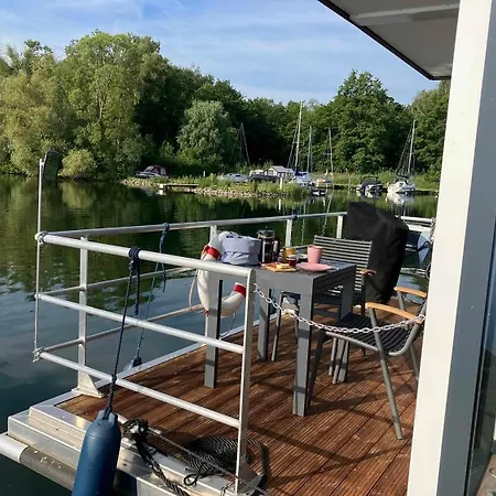 Hausboot Fru Puettelkow Botel *